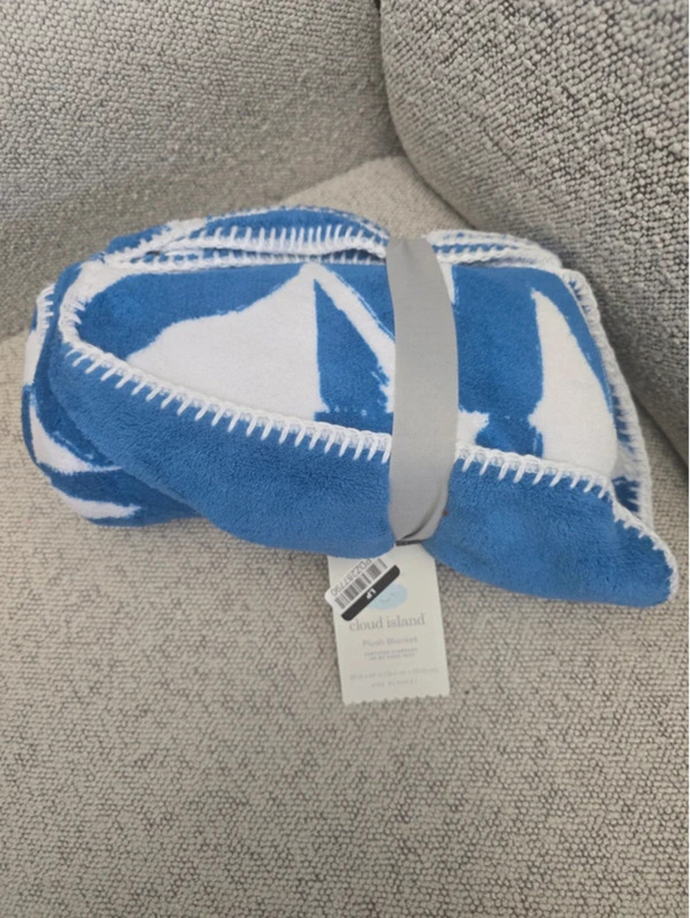 Brand new cloud island plush blanket item. 1242 bin 22